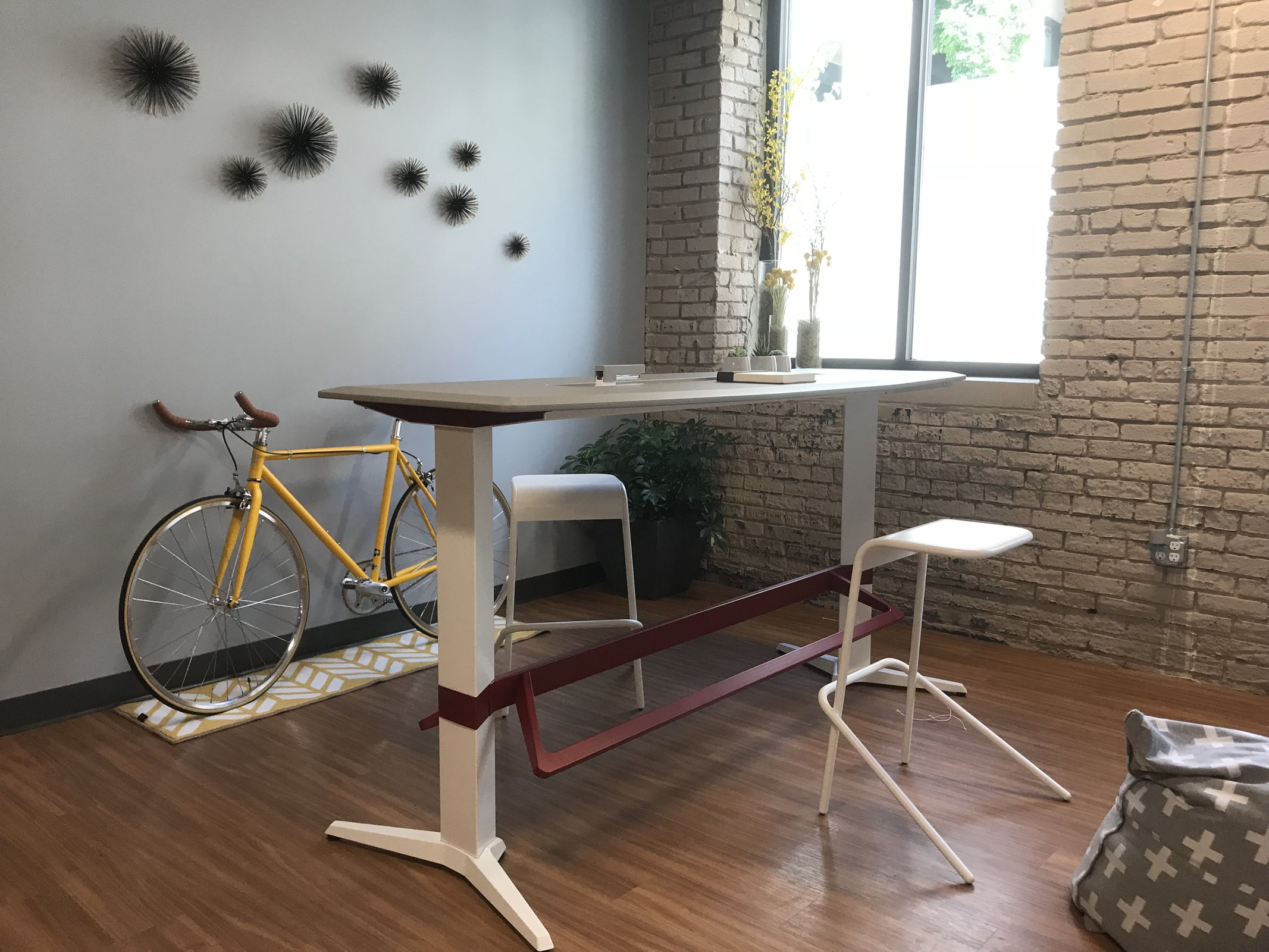 ZEN office table system with its distinctive triangular structural column